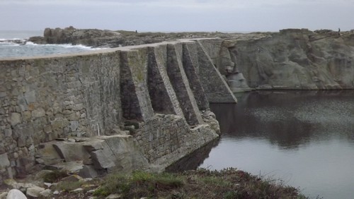 Kastel Erek avec la digue de la LPO côté carrière Kastel Erek avec la digue de la LPO côté carrière