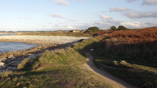 Sentier des douaniers - le sentier et une plage de galets