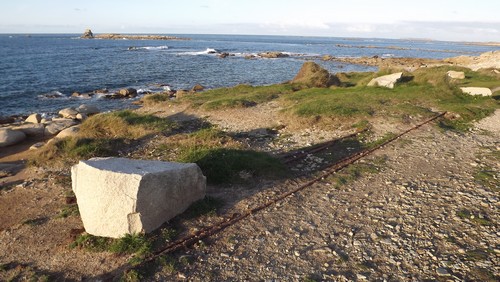 Sentier des douaniers - Traces des rails des carrières