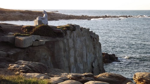 Sentier des douaniers - Staue en hommage aux carriers