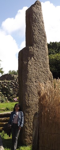 Le menhir de 14 tonnes érigé au centre du village en 1996.