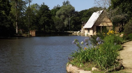 L’entrée dans le village vue de l’intérieur avec chemin et lac.